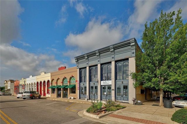 113 W Live Oak ST, Hutto, TX 78634