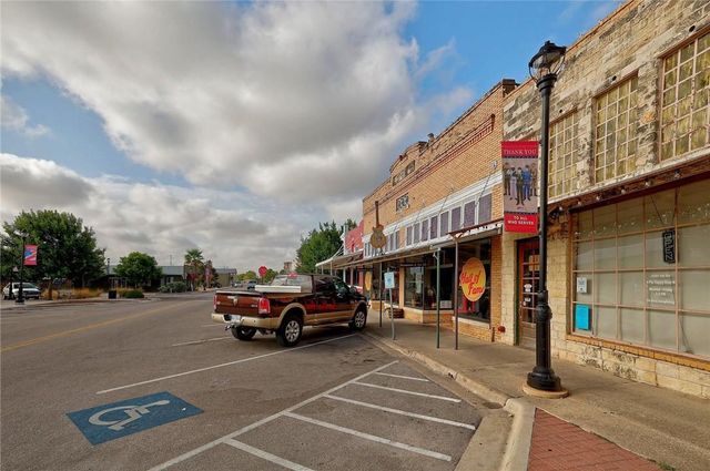 113 W Live Oak ST, Hutto, TX 78634