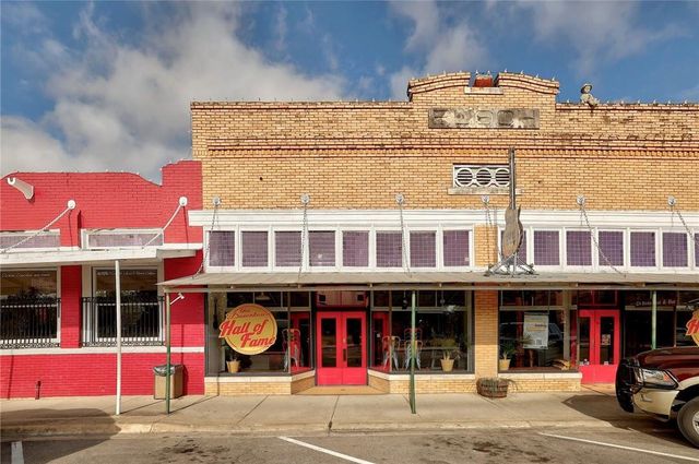 113 W Live Oak ST, Hutto, TX 78634
