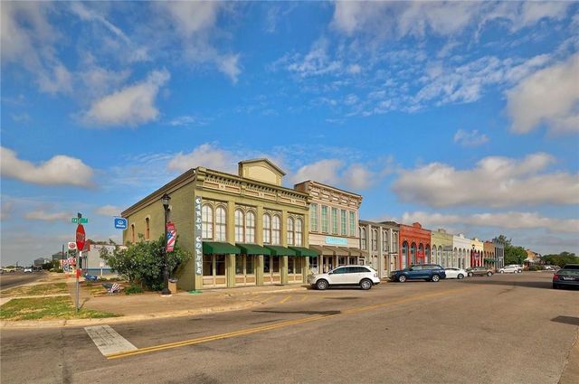 113 W Live Oak ST, Hutto, TX 78634
