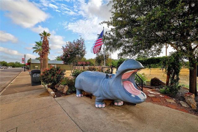 113 W Live Oak ST, Hutto, TX 78634