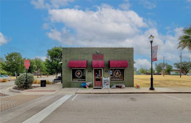 113 W Live Oak ST, Hutto, TX 78634