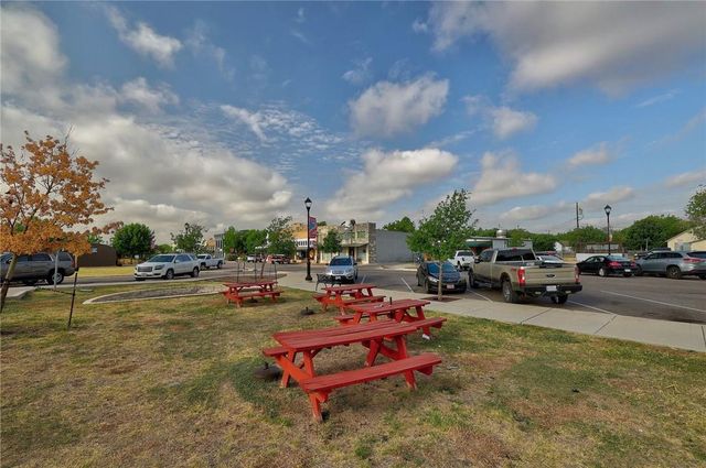 113 W Live Oak ST, Hutto, TX 78634