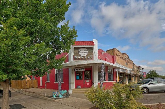113 W Live Oak ST, Hutto, TX 78634
