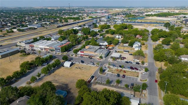 113 W Live Oak ST, Hutto, TX 78634