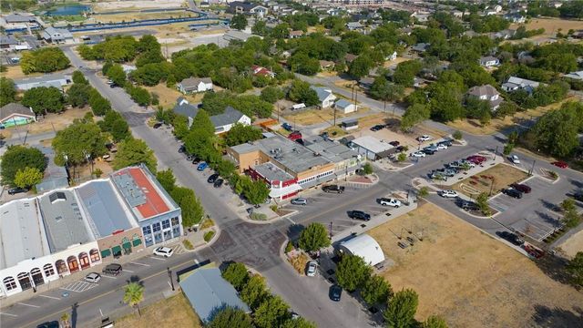 113 W Live Oak ST, Hutto, TX 78634