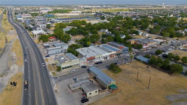 113 W Live Oak ST, Hutto, TX 78634