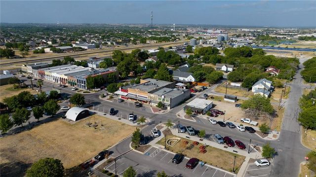 113 W Live Oak ST, Hutto, TX 78634