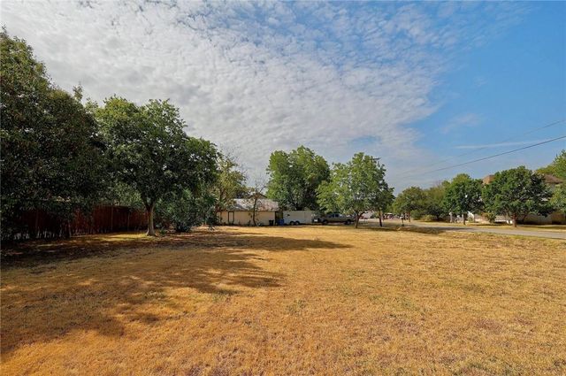 113 W Live Oak ST, Hutto, TX 78634
