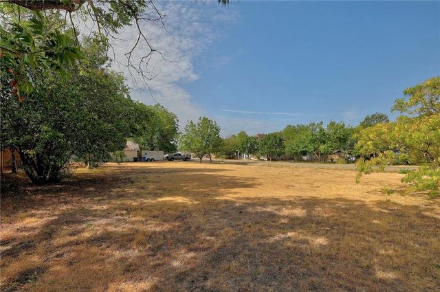 113 W Live Oak ST, Hutto, TX 78634