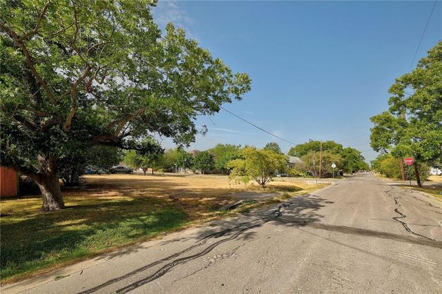 113 W Live Oak ST, Hutto, TX 78634