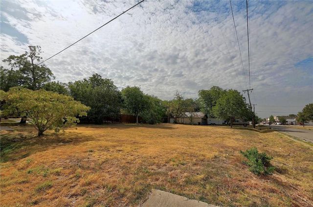 113 W Live Oak ST, Hutto, TX 78634