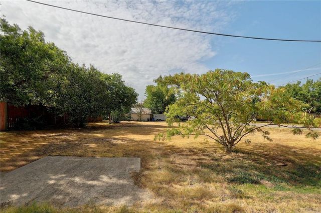 113 W Live Oak ST, Hutto, TX 78634