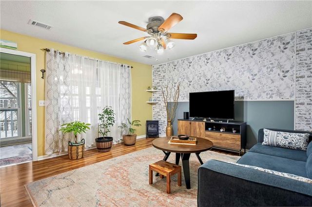 2405 NE 68th Street, Gladstone, MO 64118