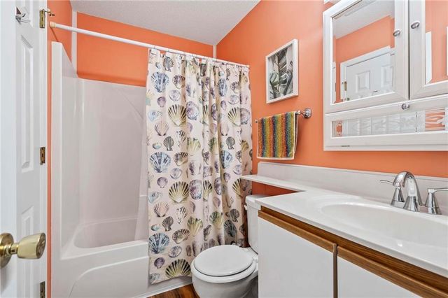 2405 NE 68th Street, Gladstone, MO 64118