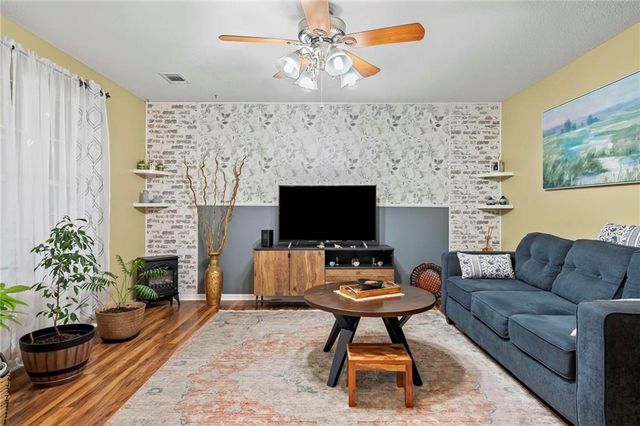 2405 NE 68th Street, Gladstone, MO 64118