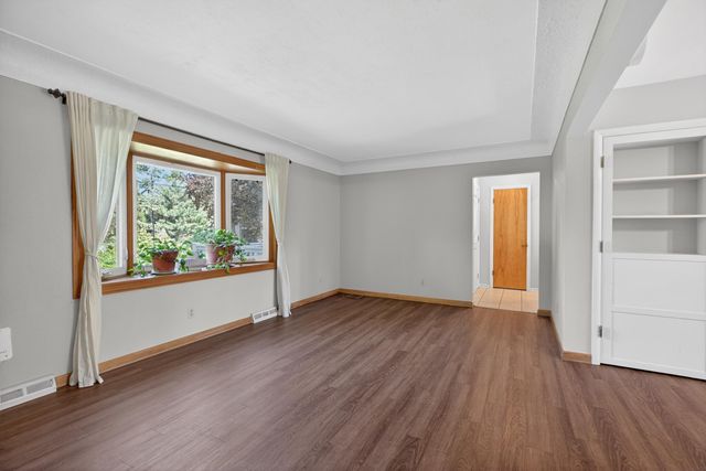 443 S Hackett Road, Waterloo, IA 50701