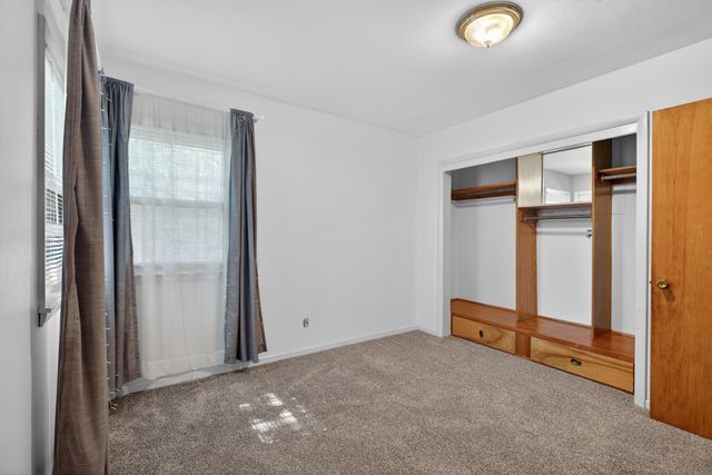 443 S Hackett Road, Waterloo, IA 50701