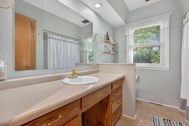 443 S Hackett Road, Waterloo, IA 50701