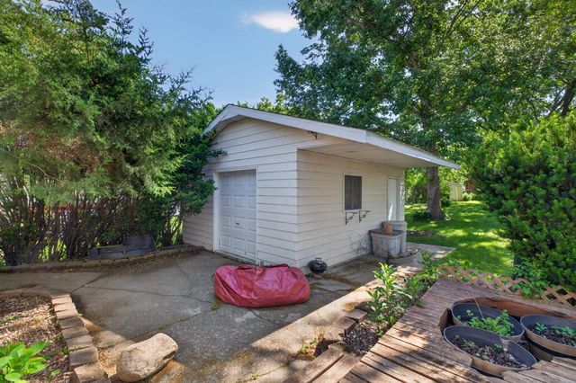 443 S Hackett Road, Waterloo, IA 50701