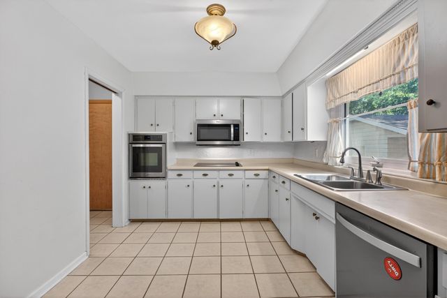 443 S Hackett Road, Waterloo, IA 50701