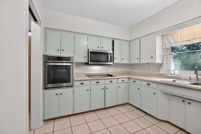 443 S Hackett Road, Waterloo, IA 50701