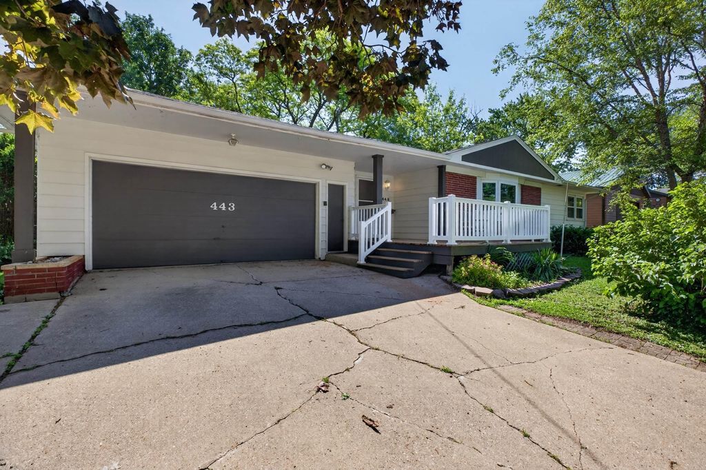 443 S Hackett Road, Waterloo, IA 50701