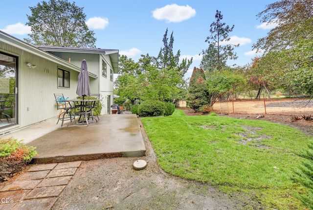 470 S Stoneham Circle, Medford, OR 97504
