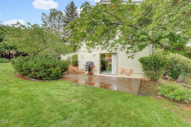 470 S Stoneham Circle, Medford, OR 97504