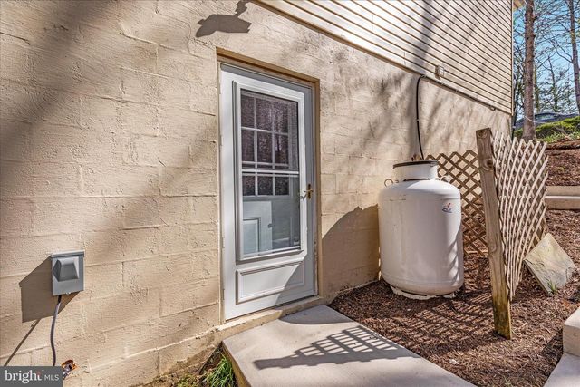 203 NORTHWOOD CIR, Cross Junction, VA 22625