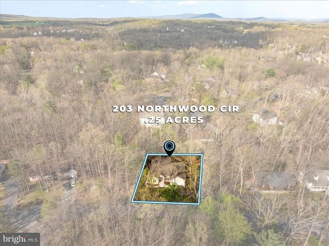 203 NORTHWOOD CIR, Cross Junction, VA 22625
