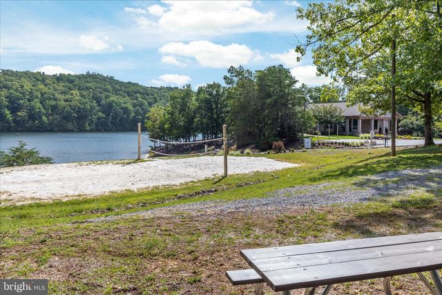 203 NORTHWOOD CIR, Cross Junction, VA 22625