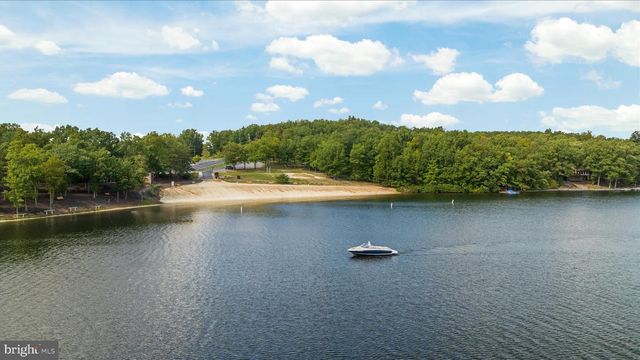 203 NORTHWOOD CIR, Cross Junction, VA 22625