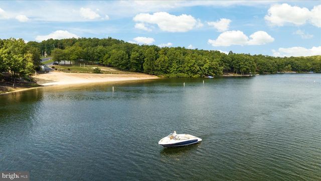 203 NORTHWOOD CIR, Cross Junction, VA 22625