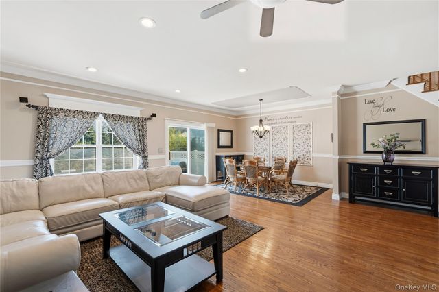 5 Lorien Place, Melville, NY 11747