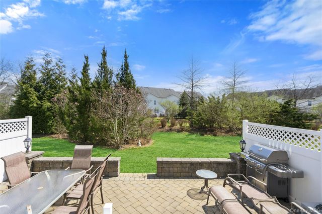 5 Lorien Place, Melville, NY 11747