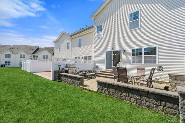 5 Lorien Place, Melville, NY 11747
