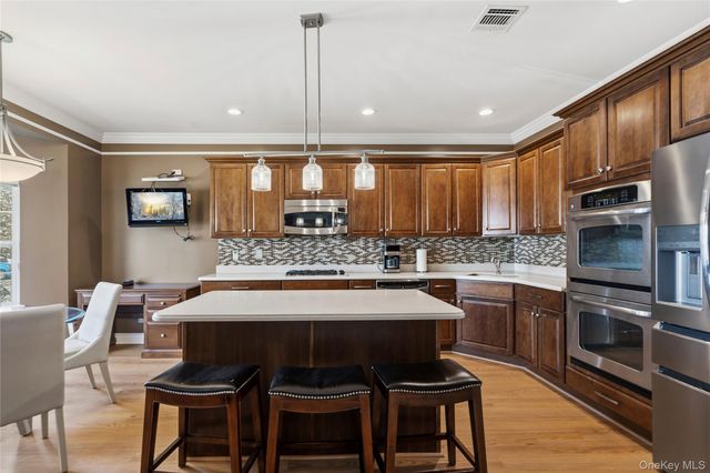 5 Lorien Place, Melville, NY 11747