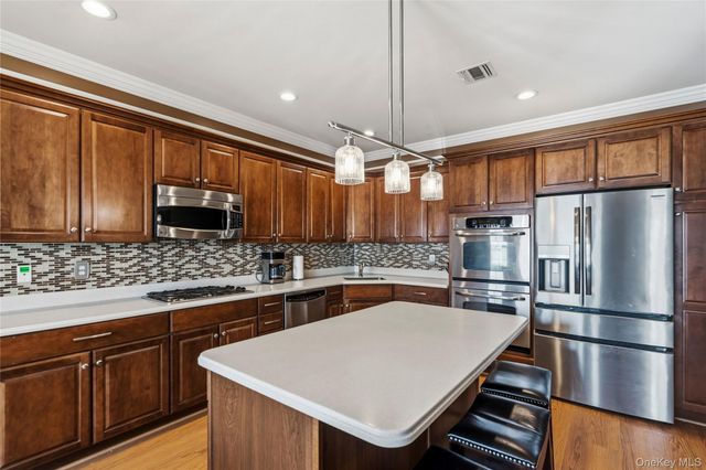 5 Lorien Place, Melville, NY 11747