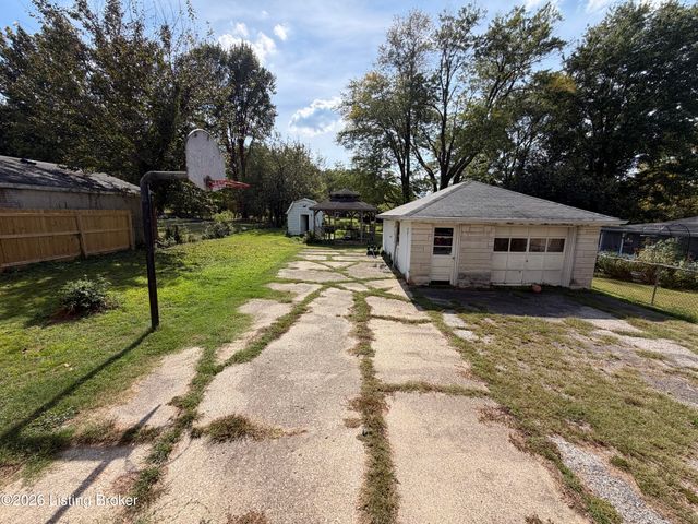 310 Chieftain Dr, Louisville, KY 40118