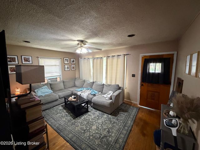 310 Chieftain Dr, Louisville, KY 40118