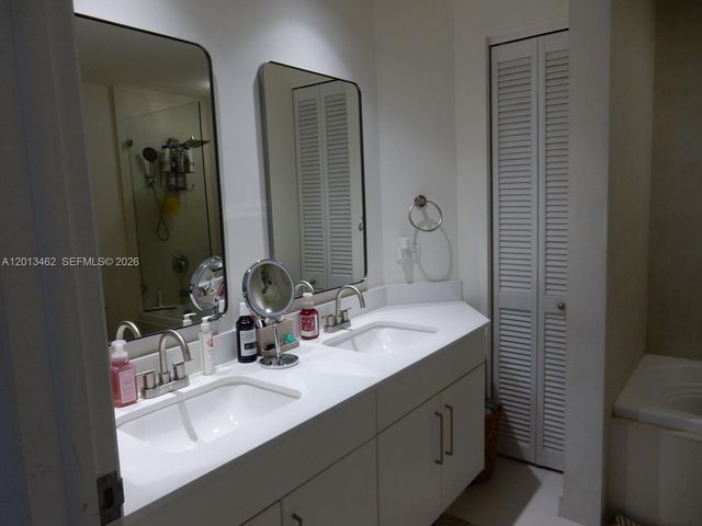 801 Brickell Key Blvd 1102, Miami, FL 33131