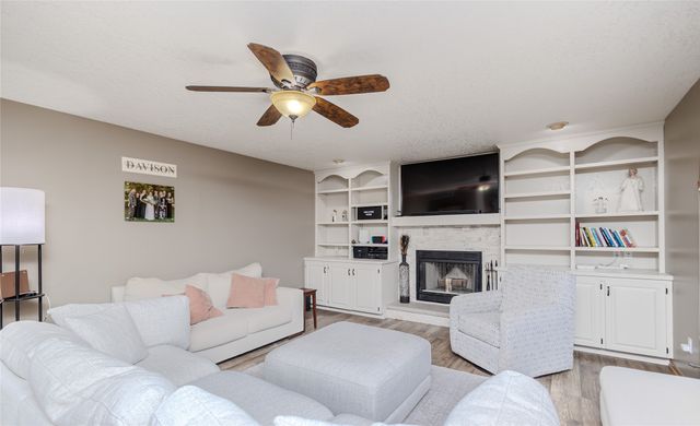 1401 NW Cedarwood Drive, Ankeny, IA 50023