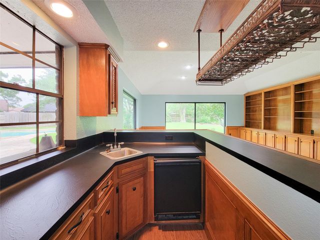 3 Thunderbird Circle, Baytown, TX 77521