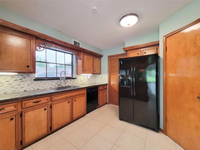 3 Thunderbird Circle, Baytown, TX 77521