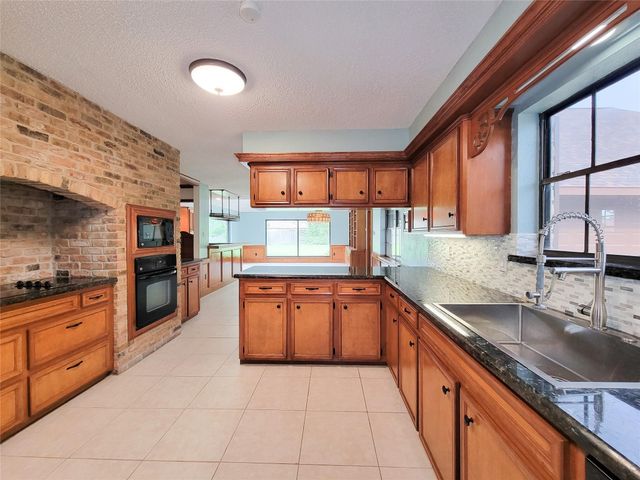 3 Thunderbird Circle, Baytown, TX 77521