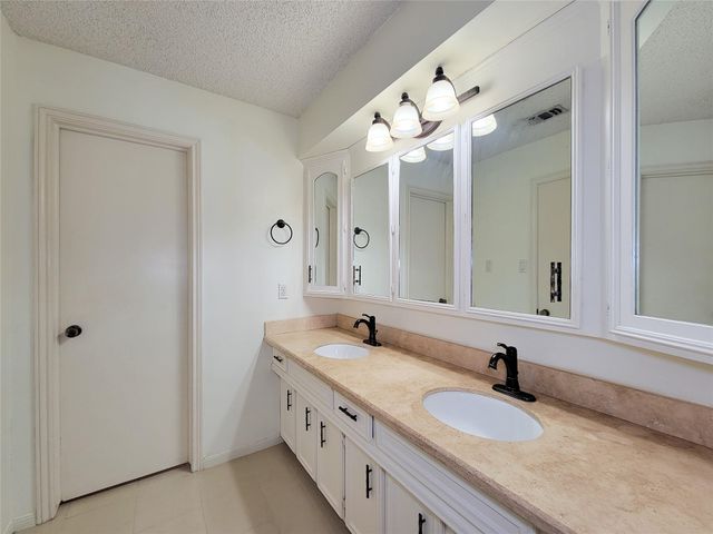 3 Thunderbird Circle, Baytown, TX 77521