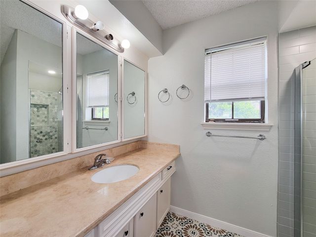 3 Thunderbird Circle, Baytown, TX 77521