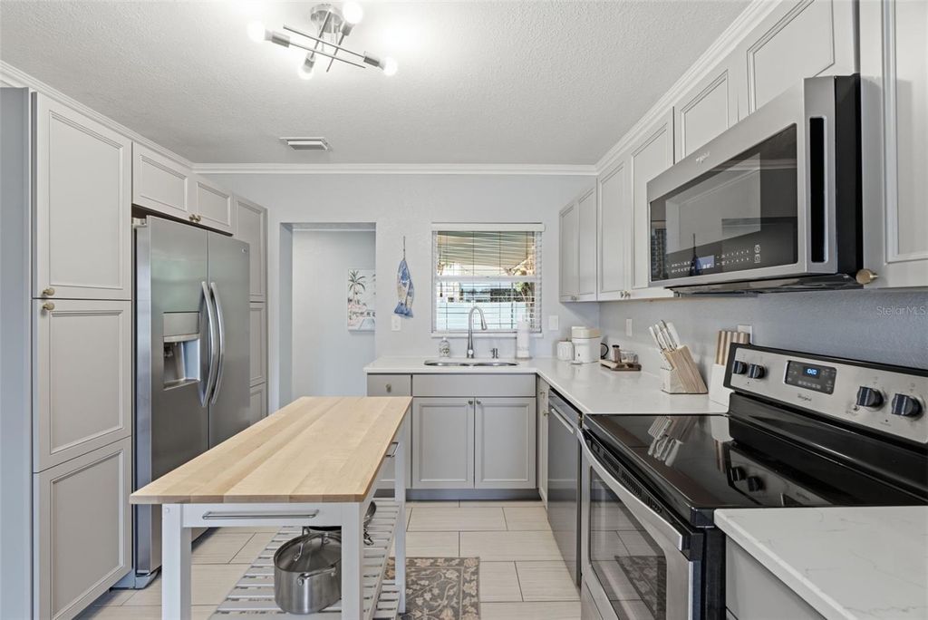 Image 11 of property listing at 2918 W ELLIS DRIVE, Tampa, FL 33611