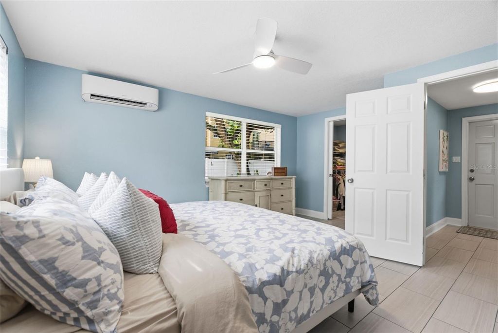 Image 14 of property listing at 2918 W ELLIS DRIVE, Tampa, FL 33611